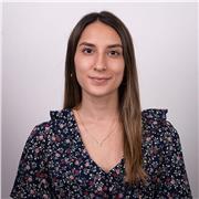 Cursando un Máster en comunicación Corporativa. 
Clases de español para extranjeros